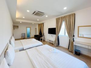 Hutan MelintangVVIP酒店的酒店客房设有两张床和电视。