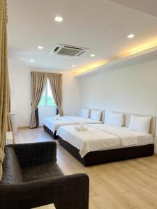 Hutan MelintangVVIP酒店的酒店客房,设有两张床和一张沙发