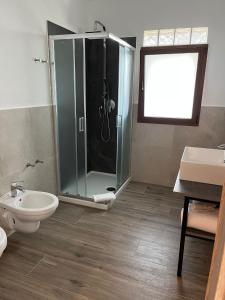 阿尔扎凯纳Turismo Rurale Lu Stazzu Arzachena的带淋浴、卫生间和盥洗盆的浴室