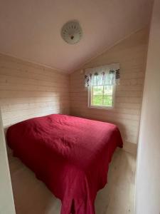 TaivalkoskiMökki Ruohola的一间位于小客房内的红色卧室
