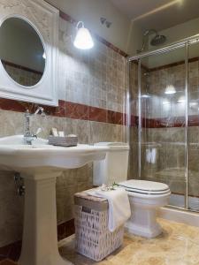 坎巴多斯Hotel Real Cambados的浴室配有卫生间、盥洗盆和淋浴。