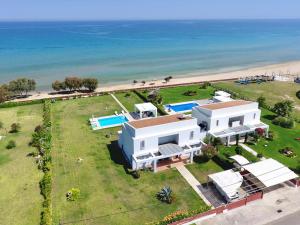 基利尼Πολυτελής Βίλα στην άκρη της θάλασσας的享有房子和海滩的空中景致