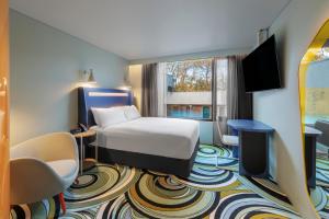 悉尼Adge Hotel and Residences的一间酒店客房,配有一张床和一台电视