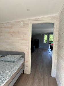 乌德瓦拉Apartment Ormestad的一间卧室设有一张床和木墙