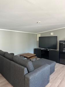 乌德瓦拉Apartment Ormestad的带沙发和平面电视的客厅