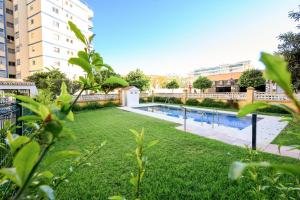 福恩吉罗拉Burgos 2 Terrace, pool, parking by 10ToSea的后院设有游泳池和草地