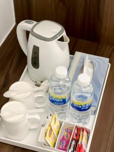 峇株巴辖京都酒店的托盘上的茶壶和水瓶