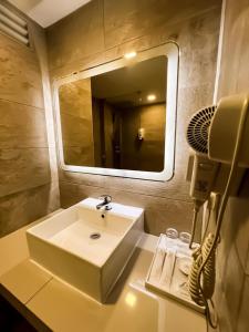 峇株巴辖京都酒店的一间带水槽和镜子的浴室