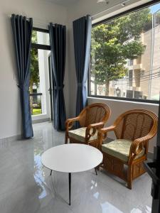 Ấp Long Kiên ITropical Garden的客厅配有两把椅子和一张桌子