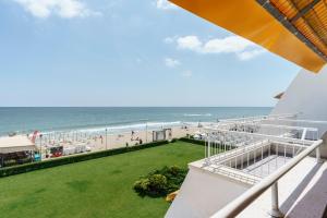 奥布佐尔AluaSun Helios Beach - All Inclusive的从度假村的阳台上可欣赏到海滩景色