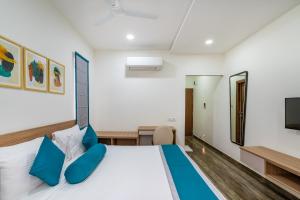 海得拉巴SKYLA Serviced Apartments & Suites, Hi-Tech City的一间卧室配有一张床和电视