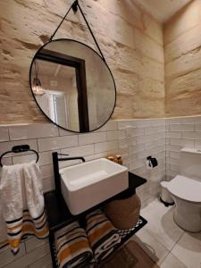 比尔古Ta' Wenzu的一间带水槽和镜子的浴室