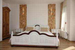 代温Стаи за гости RADEA的卧室配有白色的床和2个床头柜