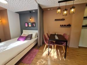埃拉特Suite4u的卧室配有一张床和一张桌子及椅子