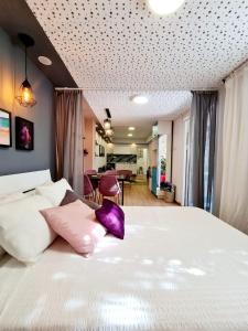 埃拉特Suite4u的一间卧室配有一张带两个枕头的床