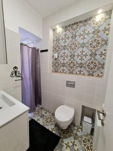 埃拉特Suite4u的一间带卫生间和瓷砖墙的浴室