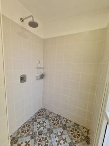 埃拉特Suite4u的带淋浴的浴室,铺有瓷砖地板。
