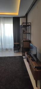 安塔利亚Konyaaltı ANTALYA的一间带电视和桌子的客厅