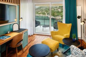 塞尼Veladrion Adults Exclusive Boutique Resort的客房设有桌椅和阳台。