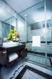 哥印拜陀哥印拜陀艾美度假酒店的一间带水槽和玻璃淋浴的浴室