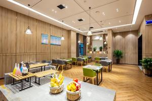 谷塘莫林酒店长沙黄花国际机场店的餐厅拥有木墙和桌椅