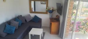 贝纳尔马德纳Acuario shared flat piso compartido est partagé الشقة مشتركة的客厅配有蓝色的沙发和镜子
