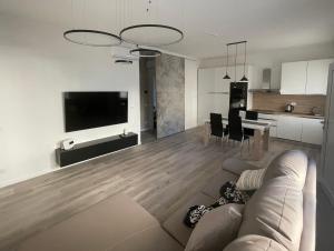 利多迪耶索罗GIGI HOUSE [appartamento PIAZZA MAZZINI] 300m dal mare的客厅以及带沙发和电视的厨房。