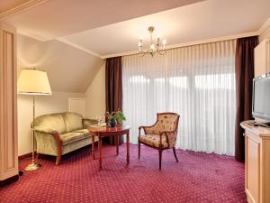欣特察尔滕雷普特酒店的客厅配有沙发和桌子