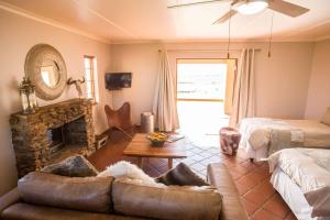 斯韦伦丹Kwetu Guest Farm的带沙发和壁炉的客厅