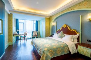 谷塘莫林酒店长沙黄花国际机场店的一间卧室配有一张特大号床和一张书桌