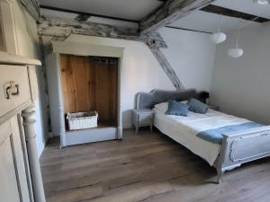瓦尔米亚地区利兹巴克Krzywa Apartamenty的一间卧室配有一张床,铺有木地板