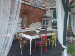 瓦尔米亚地区利兹巴克Krzywa Apartamenty的一个带厨房的庭院内的桌椅