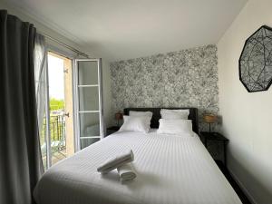 塞里斯Appt Vue Place de Toscane - 4min Disneyland-PARIS的卧室配有一张大白色床和窗户