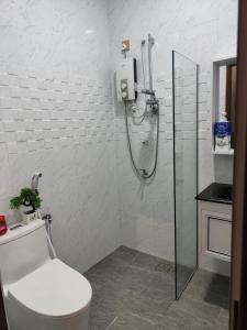 巴西古当Homestay 4BR with Outdoor Pool的带淋浴和卫生间的白色浴室