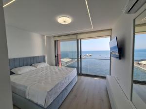 都拉斯Sea view luxury duplex的一间卧室配有一张床,享有海景