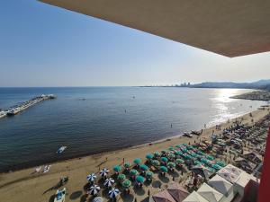 都拉斯Sea view luxury duplex的一片海滩上,有遮阳伞和人群