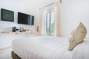 布多索Paghe Eco Luxury Experience的白色的卧室设有一张大床和一个窗户