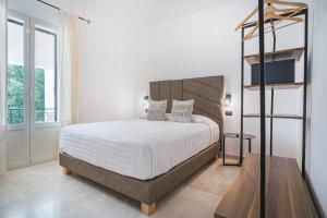 布多索Paghe Eco Luxury Experience的一间带大床的卧室和一个阳台