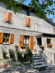 San Benedetto Val di SambroCasa Vacanze Ca' di Lucchini的前方设有木制百叶窗和楼梯的建筑