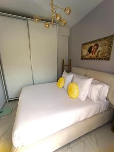 斯基亚索斯镇Inna Suite luxury apartment in the center的一张白色的床,上面有两个黄色的枕头