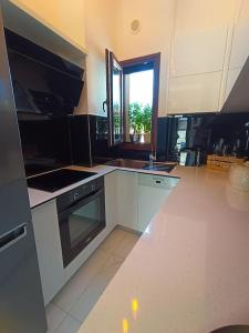 斯基亚索斯镇Inna Suite luxury apartment in the center的厨房配有白色橱柜和炉灶烤箱。