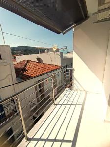 斯基亚索斯镇Inna Suite luxury apartment in the center的享有屋顶景色的建筑阳台