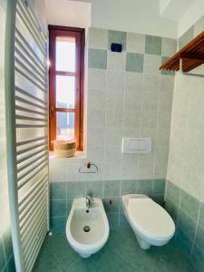 San Paolo SolbritoMulino del Casale - nature b&b的浴室配有白色卫生间和盥洗盆。