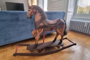 Ma petite folie的长沙发前的马雕像