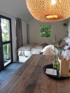 Tiny House met sauna, vrij uitzicht, midden in de natuur的客房设有木桌和床。