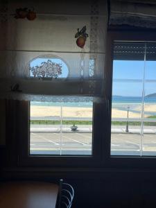 尼格兰PLAYA AMERICA MAR的享有海滩景致的窗户。