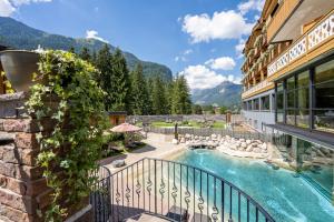 卡纳泽伊Croce Bianca Leisure & Spa Hotel的享有酒店游泳池和山脉的景色