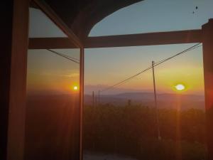 希尼奥B&B La Buonora的从窗口欣赏日落美景