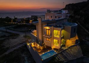 依克希亚Halide Luxury Villa的海洋前灯的房子