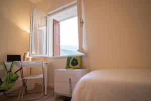 维托里奥·威尼托Casa dello Studente的一间卧室配有一张床、一张书桌和一个窗户。